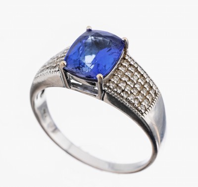 18 kt Gold Tansanit-Diamant-Ring, WG 750/000, mittig Tansanit im Kissenschliff ca. 1.80 ct, Brillanten zus. ca. 0.25 ct Weiß/p1, RW 56, ca. 4.3 g