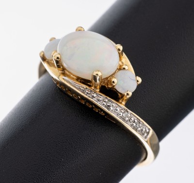 14 kt Gold Opal-Diamant-Ring, GG 585/000, 1 ovaler und 2 runde Opalcabochons zus. ca. 1.0 ct, 8/8-Diamant zus. ca. 0.03 Weiß/p1, RW 53, ca. 2.1 g