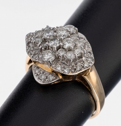 14 kt Gold Brillant-Ring, GG/WG 585/000, blütenförm. Ringkopf mit Brillanten zus. ca. 1.28 ct Weiß/p1, RW 56, ca. 6.2 g