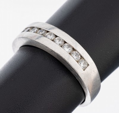 Platin Brillant-Ring, Platin 950/000, 10 imKanal gefasste Brillanten zus. ca. 0.40 ct Weiß/si, RW 56, ca. 5.8 g