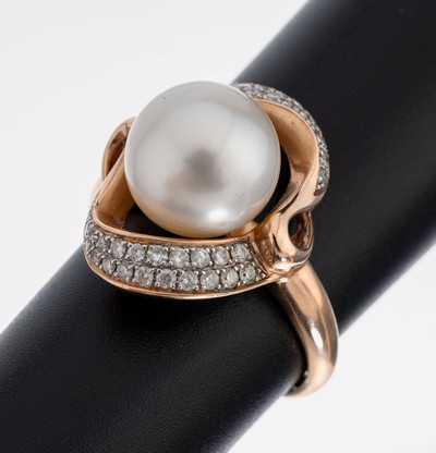 14 kt Gold Perl-Brillant-Ring, RoseG 585/000, weiße Südseezuchtperle, D. ca. 10 mm,40 Brillanten zus. ca. 0.25 ct Weiß/si, RW 56,ca. 5.8 g