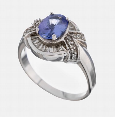 14 kt Gold Tansanit-Diamant-Ring, WG 585/000, ovalfacett. Tansanit ca. 1.0 ct, 18 8/8-Diamanten zus. ca. 0.09 ct Weiß/p1, 12 Diamanttrapeze zus. ...