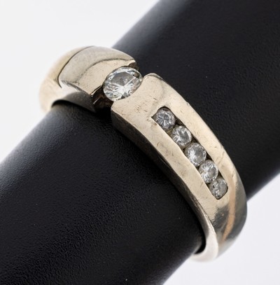 14 kt Gold Brillant-Ring, GG/WG 585/000, 6 Brillanten zus. ca. 0.16 ct Weiß/si, RW 54, ca. 5.4 g