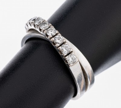 18 kt Gold Brillant-Ring, GG 750/000, gekreuzte Ringschiene, 9 Brillanten zus. ca. 0.45 ct Weiß/si, RW 56, ca. 6.04 g