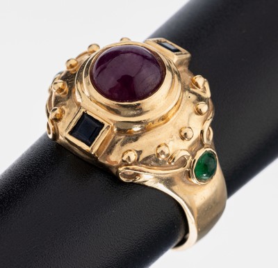 14 kt Gold Farbstein-Ring, GG 585/000, mittig runder Rubincabochon ca. 1.35 ct, 2 facett. Saphircarrees zus. ca. 0.15 ct, 2 runde Smaragdcabochons ...
