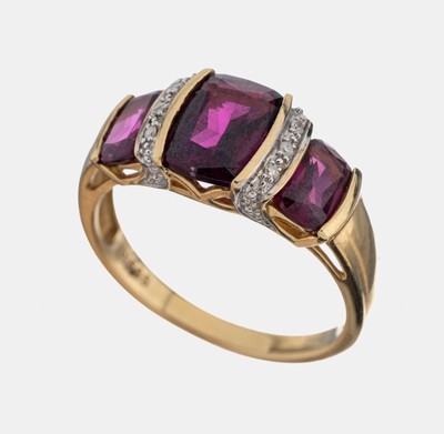 14 kt Gold Farbstein-Diamant-Ring, GG 585/000, 3 ovalfacett. Granate zus. ca. 2.0 ct, 12 8/8-Diamanten zus. ca. 0.06 ct get. Weiß/p1, RW 53, ca. ...