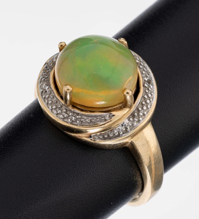 14 kt Gold Opal-Diamant-Ring, GG 585/000, teilrhod., runder Opal-Cabochon ca. 2.50 ct, 28/8-Diamanten zus. ca. 0.01 ct Weiß/si, RW 56,ca. 4.6 g