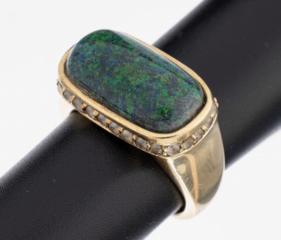 9 kt Gold Opal-Saphir-Ring, GG 375/000, länglich ovaler Opalcabochon ca. 6.0 ct, umgeben von weißen Saphiren, RW 53, ca. 5.9 g