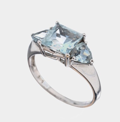 14 kt Gold Aquamarin-Ring, WG 585/000, mittig facett. Aquamarin im Princess Cut ca. 1.20 ct, seitl. 2 facett. Aquamarin-Triangeln zus. ca. 1.0 ct, ...