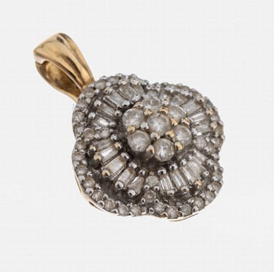 14 kt Gold Diamant-Clipanhänger, GG/WG 585/000, blütenf., 30 Brillanten und 22 Diamanttrapeze zus. ca. 0.55 ct Weiß- get.Weiß/p, L. ca. 2 cm, ...