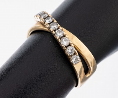 14 kt Gold Brillant-Ring, GG 585/000, gekreuzte Ringschiene, 10 Brillanten zus. ca. 0.40 ct Weiß/si-p1, RW 56, ca. 4.2 g