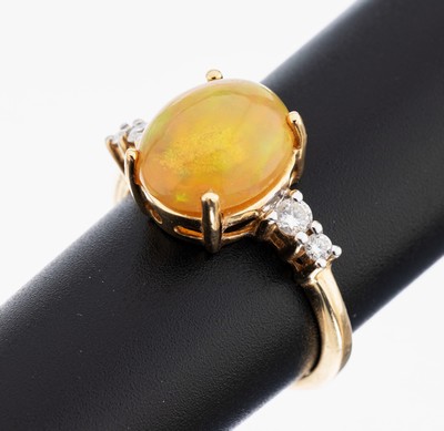 14 kt Gold Opal-Brillant-Ring, GG 585/000, ovaler Opalcabochon ca. 3.0 ct, 4 Brillanten zus. ca. 0.20 ct Weiß/p1, RW 56, ca. 4.3 g