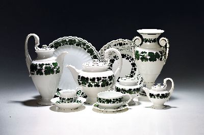 Umfangreiches Kaffeeservice und Zubehör, Meissen, 20. Jh., voller grüner Weinkranz meist Schwanenhalsform, gr. Kaffeekanne, kl. Kaffeekanne, ...