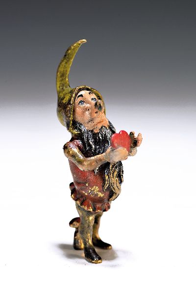 Wiener Bronze, sign. Bergmann, Zwerg mit Herz, bunt staffiert, H. ca. 7.5 cm