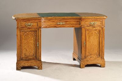Jugendstil-Schreibtisch, um 1900, Eiche massiv und z.T. Furnier, auf Schubkasten mit Tür, Oberteil mit 3 Schubladen, stark gerundete Hinterkante, ...