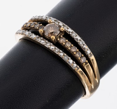 9 kt Gold Brillant-Ring, GG 375/000, mittigein brauner Brillant ca. 0.15 ct p1, 10 braune Brillanten zus. ca. 0.05 ct p1, 20 Brillanten zus. ca. ...
