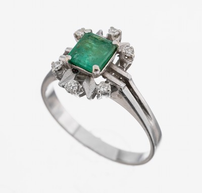 18 kt Gold Smaragd-Brillant-Ring, WG 750/000, Smaragd-Carree ca. 0.20 ct, 6 Brillanten zus. ca. 0.06 ct Weiß/si, RW 50, ca. 2.9 g