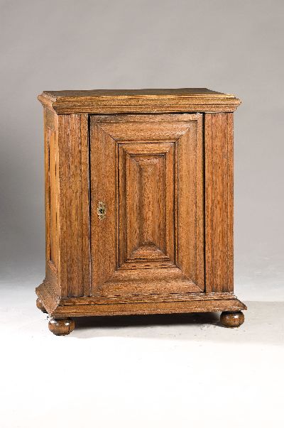 Halbschrank/ Wellenschrank, um 1750, Eiche massiv, schöne Wellenprofilierung, orig. Korpus, Deckplatte später ergänzt, orig. Schloss mit ...