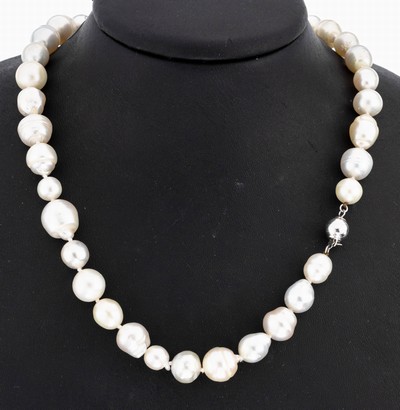 Perl-Collier, weiße unrunde Süßwasserzuchtperlen, D. ca. 8-12 mm, nat. Wachstumsmerkmale, L. ca. 42 cm, Kugelschließe, WG 585/000