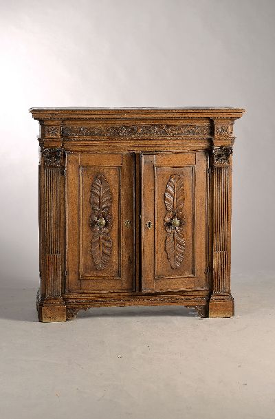 Seltener Renaissance Halbschrank, Italien, 1.H. 17.Jh., Nußbaum massiv, zweitürig flankiert von Pilastersäulen, feine Reliefschnitzereien, ein ...
