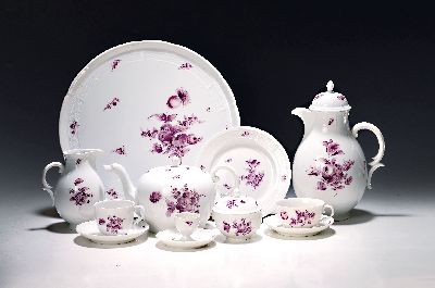 Kaffee- und Teeservice, Nymphenburg, 20. Jh., purpurfarbene Blumenbemalung, Kaffeekanne, Teekanne mit Untersetzer, Milchkanne gr., Milchkanne mittel ...