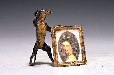 Wiener Bronze, sign. Bergmann, Dackel mit Portrait der Kaiserin Sissi, polychrom staffiert, H.ca. 7 cm