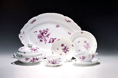 Umfangreiches Speiseservice, Nymphenburg, 20. Jh., purpurfarbene Bemalung, für 12 Personen, 12 Menueteller, 12 Suppenteller, 12 Dessertteller, 14 ...