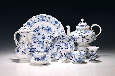 Kaffeeservice, Meissen, Zwiebelmuster, für 6 Personen, Kaffeekanne, 2 Zuckerdosen, Milchkännchen, kl. Tablett, rechteckiges Tablett, Tortenplatte, ...