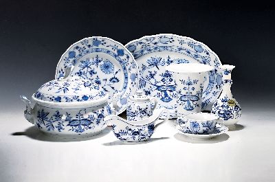 Tafelservice, Meissen, 20. Jh., Zwiebelmuster, 6 Menueteller, 6 Suppenteller, 2 Abendbrotteller, 6 Suppentassen mit Untertassen, Deckelschüssel, ...