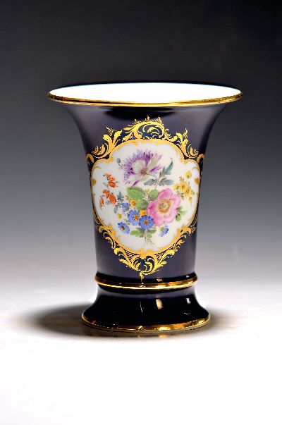 Blumenvase, Meissen, 20. Jh., Porzellan, kobaltblauer Grund, Blumenmalerei, Goldstaffage, H. ca. 14 cm