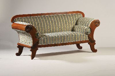 Biedermeier Sofa, um 1840, Mahagonifurnier, gepolstert und bezogen, aufgelegte Schnitzereien an der Front, volutenförmige Füße, ca. 102x218x71 cm, ...