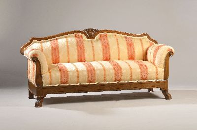 Biedermeier Sofa, um 1840, Nußbaum massiv, neu gepolstert und bezogen, Lehne mit aufwendiger Schnitzerei aus floralen Dekorationen, geschwungene ...