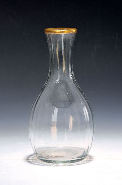 Karaffe, Daum Nancy, um 1885, farbloses Glas, gold bemalter Mündungsrand, vertikal geriefter Korpus, Boden mit Manufakturmarke in Gold, H. 21,5 cm, ...