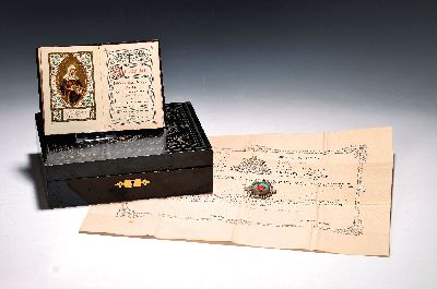 8 Reliquienkapseln mit Authentik, Rom, 1868 -1903, 6 Kapseln mit Metallgehäuse versilbert, 1 Reliquienkreuz als Brustanhänger, 1 Holzkapsel, 1 oder ...
