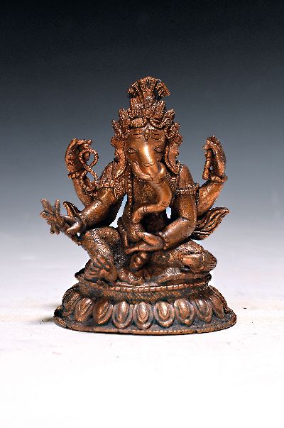 Bronzefigur, sitzender Ganesha, Tibet, wohl um 1900, Bronze mit höherem Kupferanteil, Lotussockel, l. Altersspuren, H. ca. 10 x 8 cm