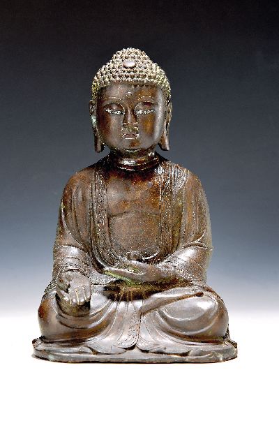 Buddha/Shakyamuni, wohl Ming-Dynastie 17. Jh., dunkel patiniert, unten geschlossen, Gewand mit stiltyp. Faltenwurf und Randbordüre, Altersspuren, ...