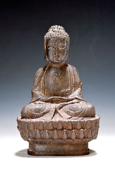 Bronzefigur, Buddha Shakyamuni, China wohl Ming-Dynastie, 17. Jh., Eisen, dreifacher Lotussockel, Swastika-Zeichen auf der Brust, H. ca. 20 cm, ...