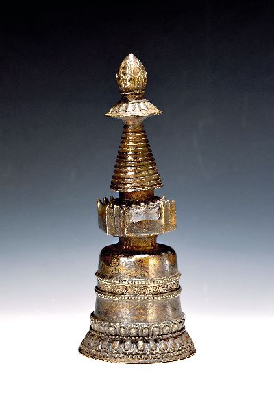 Stupa, Tibet, 18./19. Jh., Bronze, reich verziert mit Lotusknospenabschluss, gerillt, stil. Lotusblätter, Girlanden, Mandala, H. ca. 25 cm, ...