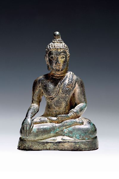 Bronzefigur, Shakyamuni, Thailand, wohl 17. Jh., Geste der Erdberührung, Mudra für Meditation, achtsames Leben, H. ca. 10.5 cm, schöne Patina