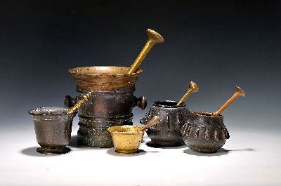 5 Mörser, 16-19. Jh., zwei wohl spanische Rippenmörser, H. ca. 10-11 cm, großer Mörser, H. 20 cm, zwei Mörser H. 6/10 cm Altersspuren, Pistille ...