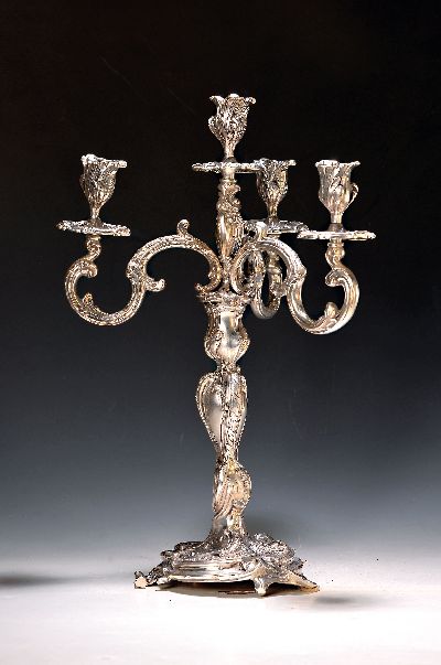 Prunk-Girandole im Rokokostil, Ludwig Neresheimer, Hanau, um 1900, Sterlingsilber, ca. 2830g, H. 48,5 cm, aus Rollwerk gebildeter Stand, ...