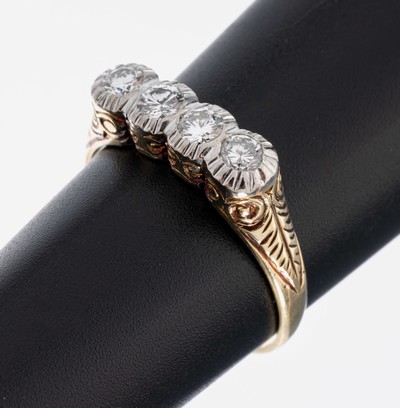 14 kt Gold Brillant-Ring, 1930er Jahre, GG 585/000, 4 Brillanten zus. ca. 0.40 ct Weiß/vs, seitl. Ziergravuren, RW 58, ca. 4.2 g