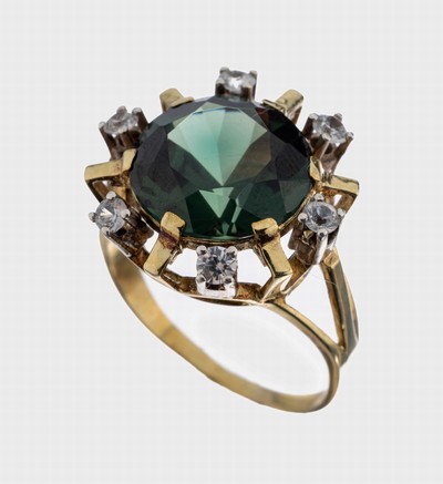14 kt Gold Farbstein-Ring, GG 585/000, ovalfacett. synth. Spinell, 6 rundfacett. farblose Diamantimitationen, RW 53, ca. 4.9 g
