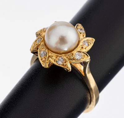 18 kt Gold Perl-Brillant-Ring, GG 750/000, weiße Zuchtperle, D. ca. 7.4 mm, 8 Brillanten zus. ca. 0.16 ct Weiß/p, RW 52, ca. 5.2 g