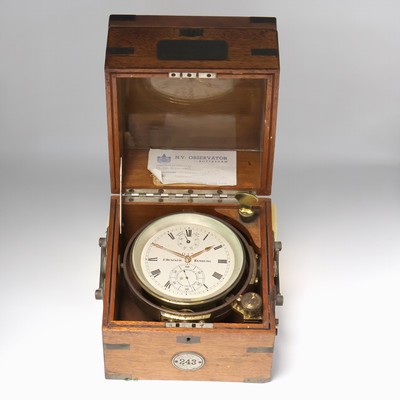 F. DENCKER, Hamburg / ULYSSE NARDIN Marinechronometer, Schweiz um 1905, 3-tlg. Holzkasten, Deckel später, kardanisch aufgehängtes Messinggeh., ...