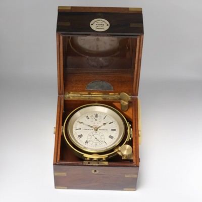 F. DENCKER Hamburg/ULYSSE NARDIN Marinechrono-meter im nicht originalen Holzkasten, Schweiz um 1910, 3-tlg. Holzkasten bez. "H. Hughes & ...