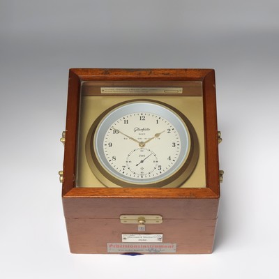 Glashütte Quartz Marinechronometer Type 1-71, DDR um 1980, 2-tlg. vergl. Holzkasten, seitl. Tragegriffe, silb. Zifferbl. m. arab. Zahlen, ...