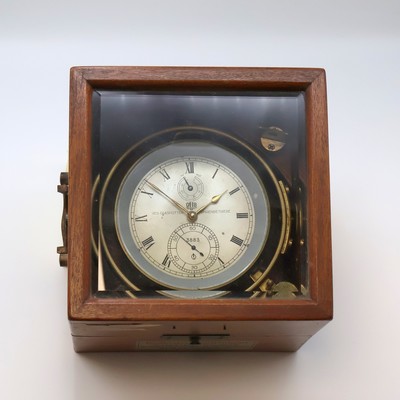 GUB Glashütte Marinechronometer im späteren Gehäuse/Kasten, DDR um 1960, 2-tlg. vergl. Holzkasten Nr. 4365, kardanisch aufgehängtes Messinggeh. ...