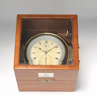 GUB Marinechronometer im späteren Holzkasten, DDR um 1960, 2-tlg. vergl. Holzkasten Nr. 899, kardanisch aufgehängtes Messinggeh. Nr. 6789, ...