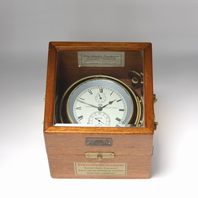 GUB Marinechronometer Nr. 8308 mit Chronometer-Tagebuch der MS "Ledingerland", DDR um 1964, facett-vergl. 2-tlg. Holzkasten, kardanisch ...